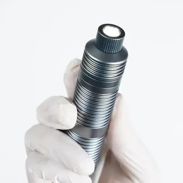 Integrated adjustable LED light source